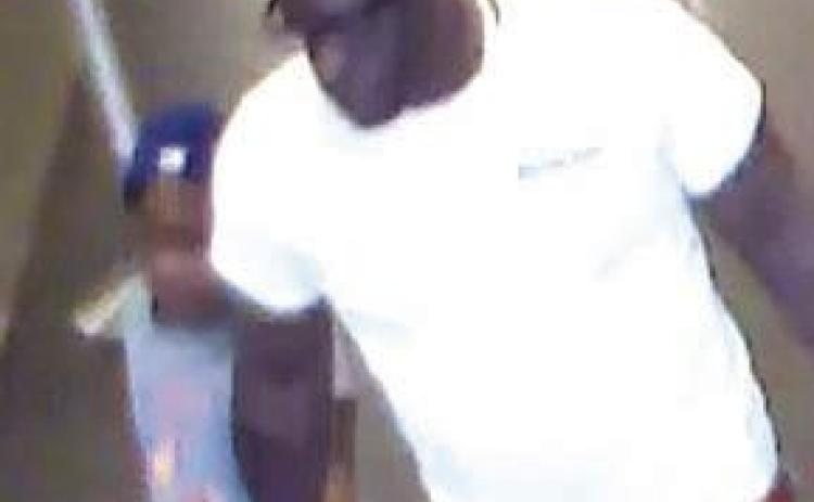 Shoplifter robs Nike store with his child